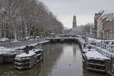 847216 Gezicht over de Weerdsluis te Utrecht, vanaf de Stenenbrug, met links de Bemuurde Weerd O.Z. en rechts de ...